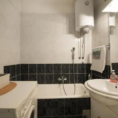 H&m St - Two Bedroom With Balcony Apartment Split