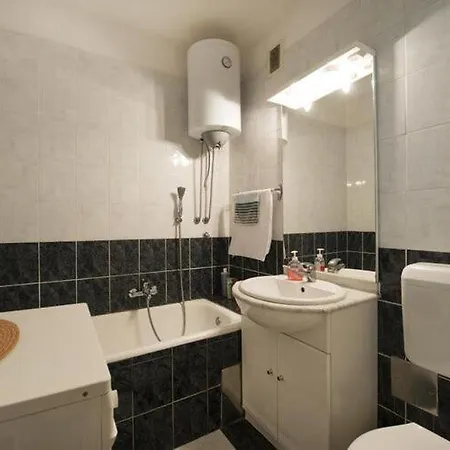 H&m St - Two Bedroom With Balcony Apartment Split
