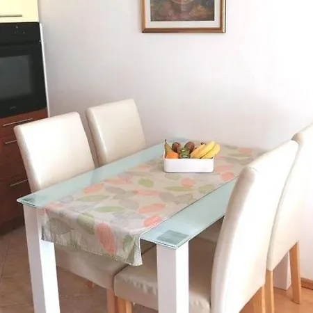 H&m St - Two Bedroom With Balcony *