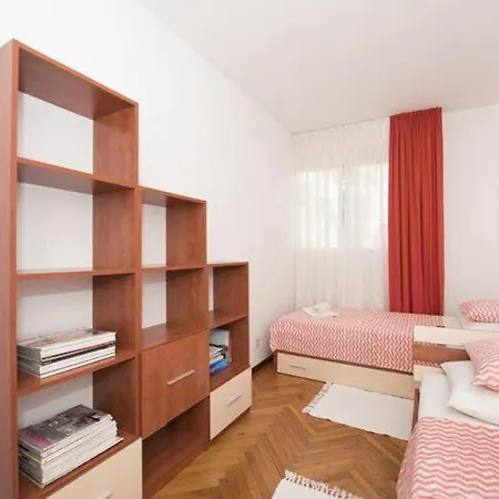 H&m St - Two Bedroom With Balcony * Split